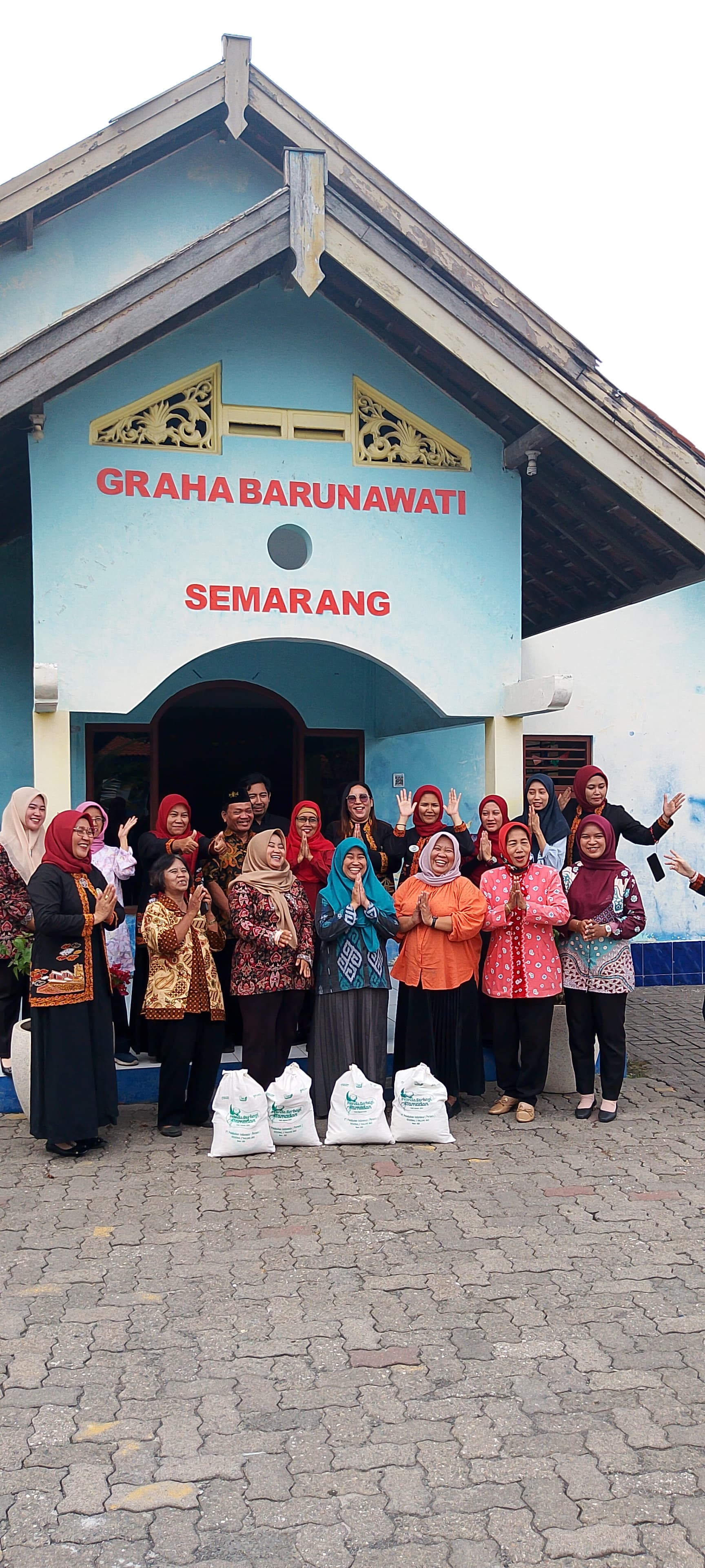 Gambar PIP Pelindo Regional 3 berikan Bingkisan Lebaran kepada Guru-guru Barunawati Semarang